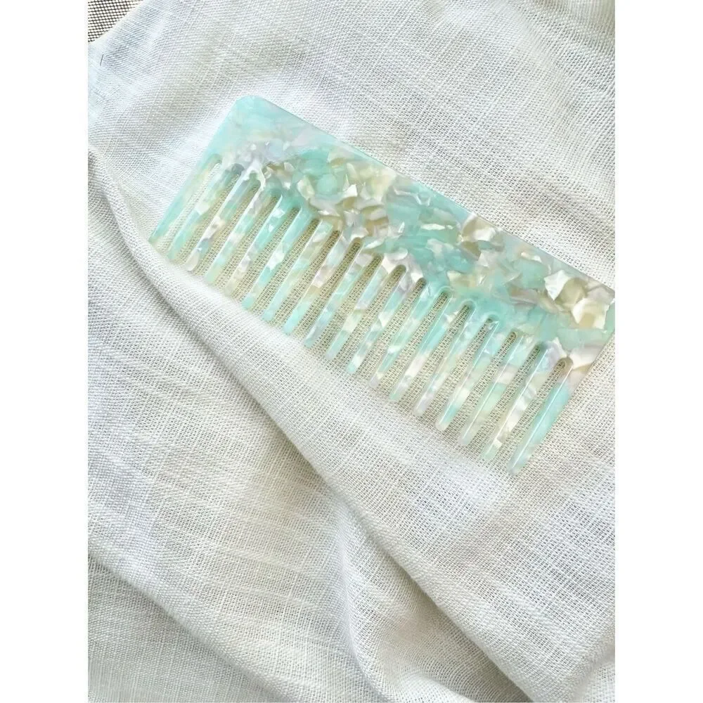 Aesthetic wide tooth pearlescent comb